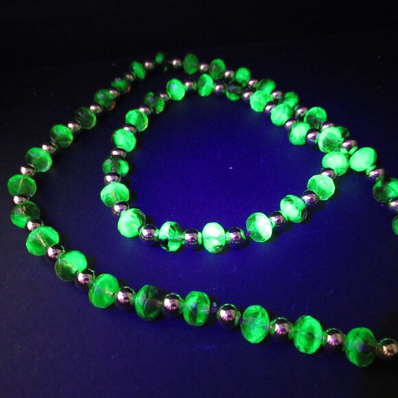 Gold and Uranium glass bead necklace - Picture 11 of 12